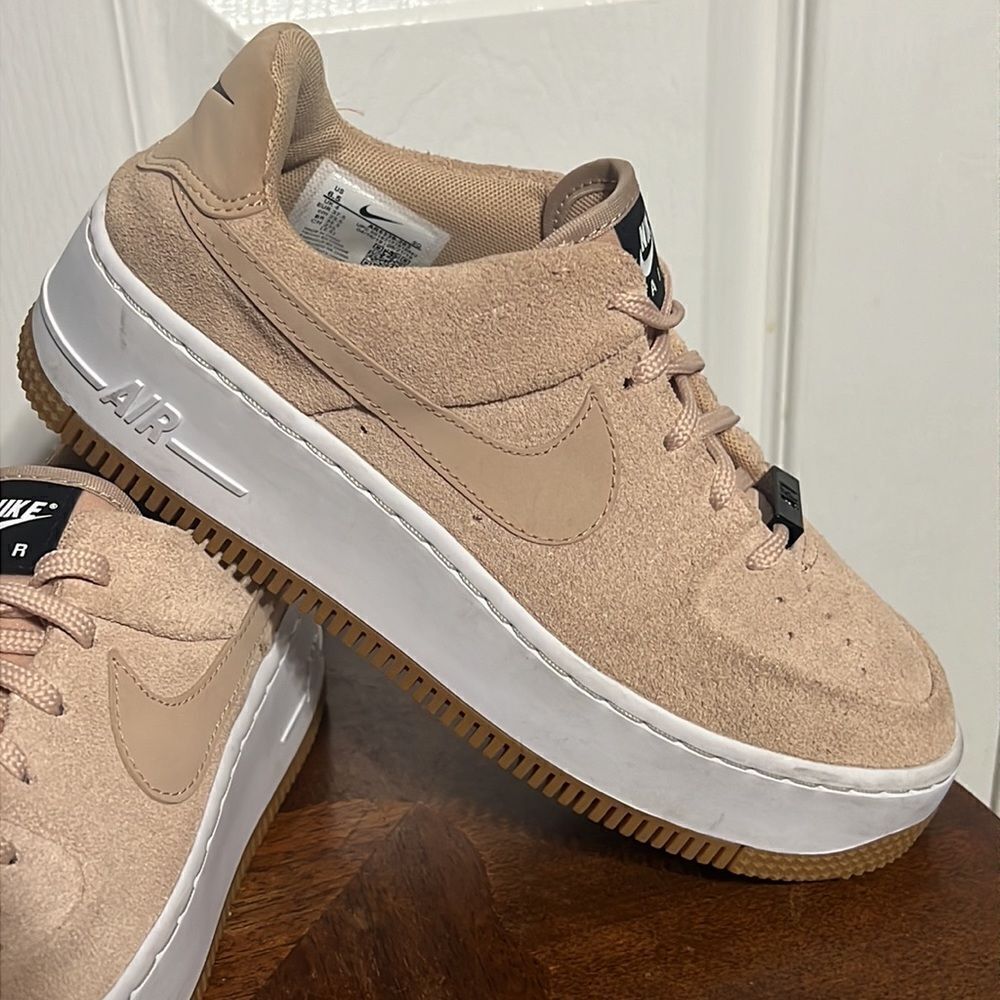 đ„đ„ NIKE AIR FORCEâ 1 Sage WomenâsâSuede Platform Shoes - Sz 6.5 - EXCELLENT - Picture 2 of 13